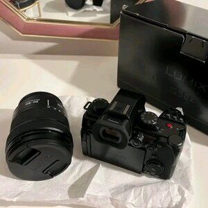 Panasonic S5IIx with lens full fx Zoom GUC No cap or bag